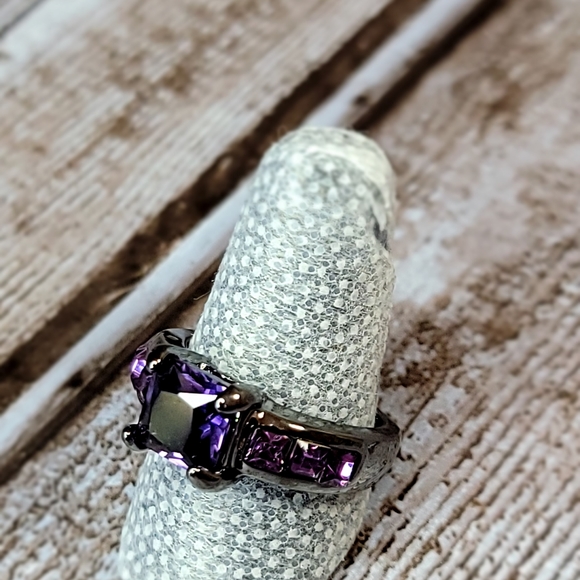 Women's Ring Size 8 - Picture 2 of 4